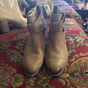 Vionic Women's Size 7.5 Upright Rory Brown Back Zip Heeled Ankle Booties Boots